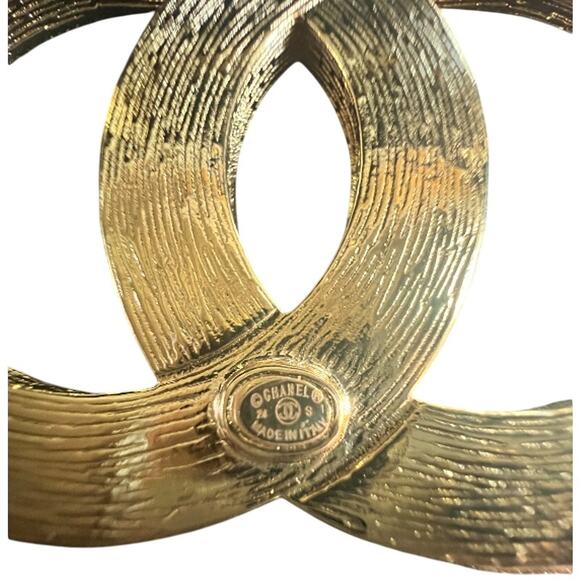 Chanel Brushed Gold and Baguette Crystal Brooch Spring/Summer 2024 (CCXX009) - Picture 5 of 5